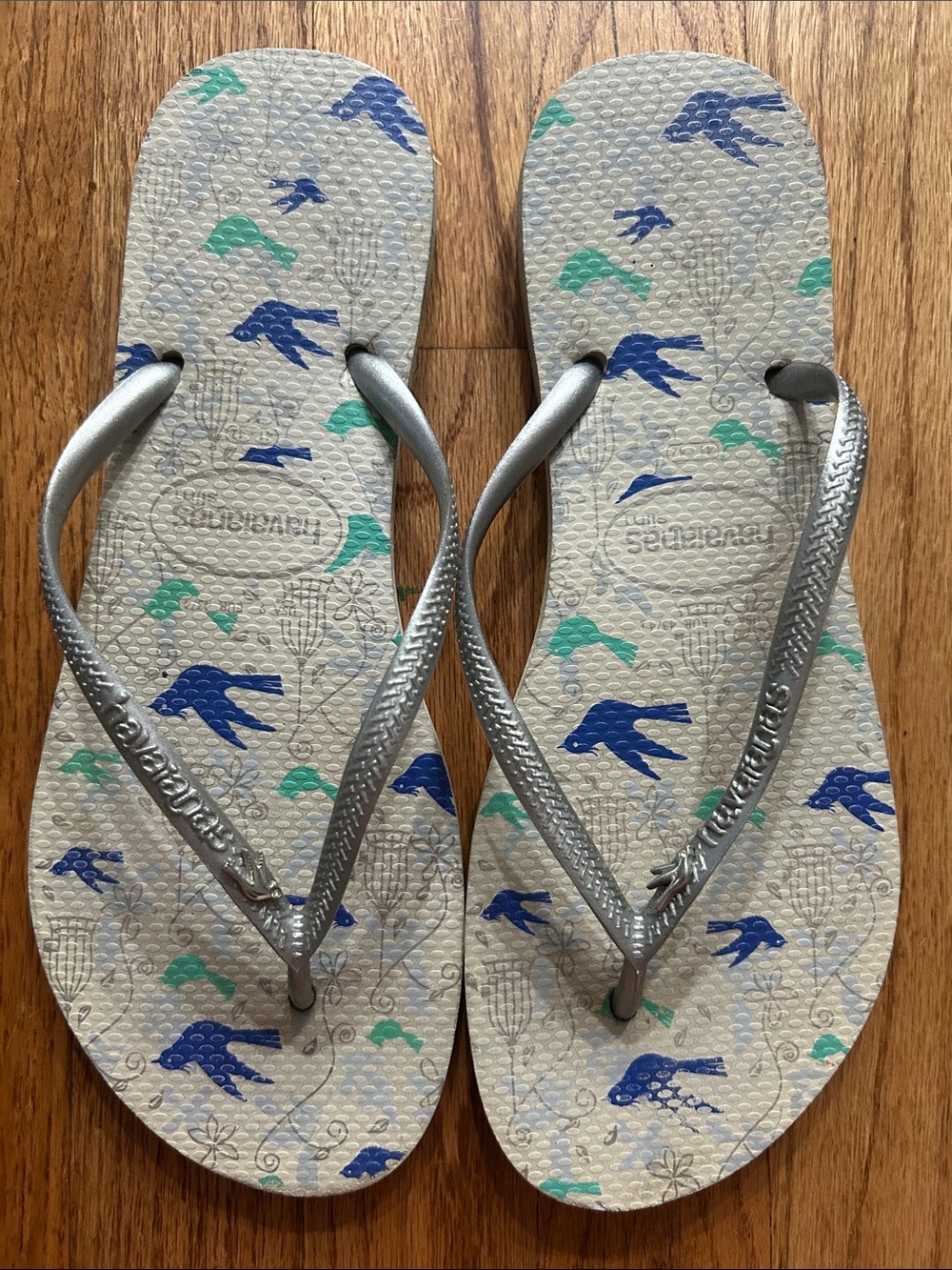 Havaianas slim Flip Flips with Dove Prints and a Bird Charm size 9 Like New